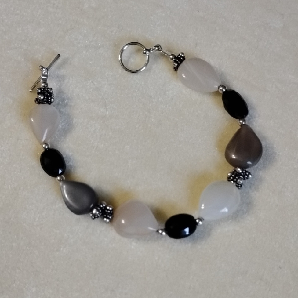 HAND CRAFTED MOONSTONE SND FACETED BLACK SPINEL BRACELET